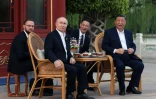 Photo diffusée par l'agence de presse russe Sputnik du président russe Vladimir Poutine et le président chinois Xi Jinping à Pékin le 16 mai 2024