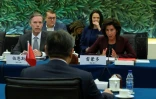 La secrétaire américaine au Commerce Gina Raimondo et l'ambassadeur américain en Chine Nick Burns (g) lors d'une rencontre avec le ministre du Commerce chinois Wang Wentao, le 28 août 2023 à Pékin