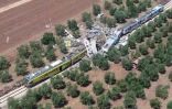 Une photo fournie par l'agence de presse des pompiers italiens montre les trains accidentés près de Corato, dans les Pouilles, le 12 juillet 2016