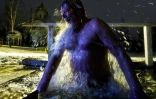 Un fidèle plonge dans des eaux glaciales le 18 janvier 2016 à Moscou pour célébrer la fête de l'Epiphanie orthodoxe