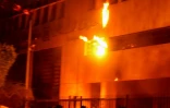 Des manifestants libanais lancent des coktails molotov sur une branche de la Banque centrale du Liban, a SaĂŻda (sud), le 28 avril 2020