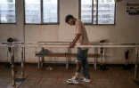 Yosef Debasu, 19 ans, blessé par l'explosion d'une mine terrestre alors qu'il conduisait son tuk-tuk à Merawi vers août-septembre 2024, effectue des exercices de rééducation à Bahir Dar, le 8 décembre 2025