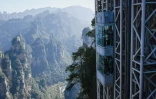 L'ascenseur extérieur le plus élevé du monde dans le parc forestier de Zhangjiajie dans la province du Hunan, en Chine, le 13 novembre 2020