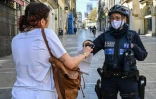 La police municipale de Montpellier contrôle les attestations des passants, le 10 avril 2020