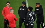 Les Brésiliens du PSG Neymar,Thiago Silva et Marquinhos lors de la reconnaissance de la pelouse à Anfield, le 17 septembre 2018
