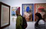 Des visiteurs découvrent l'exposition "Queermuseu" à l'Ecole des arts visuels de Rio de Janeiro, le 16 août 2018