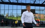 Le maire de Belgorod, Valentin Demidov, devant un centre d'hébergement temporaire pour des habitants évacués des zones proches de la frontière avec l'Ukraine, le 2 juin 2023 à Belgorod, en Russie