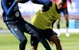 Les attaquants de l'équipe de France, Ousmane Dembélé (g) et Thomas Lemar, lors d'un entraînement à Clairefontaine, le 6 juin 2017
