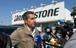 François Ruffin de La France Insoumise répond aux journalistes sur le site de l'usine Bridgestone à Béthune, le 21 septembre 2020
