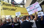 "Qui gouverne avec les communistes, déshonore les victimes de l'occupation de 1968!", pouvait-on lire sur une pancarte brandie le 21 août 2018 à Prague à l'occasion du 50e anniversaire de la répression soviétique du "Printemps de Prague"