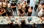 Des agents municipaux accueillent des touristes et des personnes évacués à Canet-en-Roussillon le 3 juillet 2026.