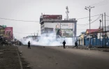 La police congolaise tire des gaz lacrymogènes et procède à des tirs de sommation pour disperser une marche anti-Kabila, à Kinshasa, le 21 janvier 2018.