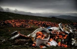 Bateaux et gilets de sauvetage de migrants abandonnés après leur traversée de la mer Égée, dans une décharge de Mithimna, en Crète, le 19 février 2016