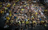 Des détenus dorment les uns sur les autres sur le terrain de basket dans la prison surpeuplée de Quezon City, à Manille, le 19 juillet 2016