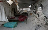 Des lits au milieu des débris après une frappe israélienne sur l'hôpital Al-Ahli, dans la ville de Gaza, le 13 avril 2025
