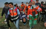 Un jeune Palestinien blessé lors d'une manifestation à la frontière entre la bande de Gaza et Israël est évacué, le 1er mars 2019