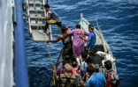 Des passagers montent à bord  du ferry Kalighat, l'unique lien entre Chowra et Car Nicobar, deux minuscules morceaux de l'archipel indien des Andaman-et-Nicobar, en plein cœur de l'océan Indien, le 30 mars 2026
