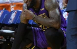 LeBron James des Los Angeles Lakers sort sur blessure à un genou lors du match NBA contre les Golden State Warriors, le 25 décembre 2018 à Oakland