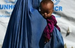 Une réfugiée afghane avec son enfant dans un camp du HCR, dans les faubourgs de Kaboul, le 27 septembre 2016
