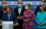Le leader de la CDU Armin Laschet au côté d'Angela Merkel au siège de leur parti le 26 septembre 2021