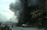 De la fumée s'élève à la suite d'un bombardement du régime syrien sur Douma, la principale ville de l'enclave rebelle dans la Ghouta orientale, le 10 mars 2018