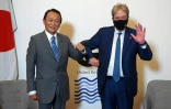 (L-R) Le ministre de la Finance du Japon Taro Aro (G) et le commissaire européen aux affaires économiques Paolo Gentiloni (D) lors du premier jour du G7 Finance à Londres le 4 juin 2021