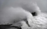 Des fortes vagues lors du passage de la tempête Dennis, le 16 février 2020 à Plabannalec-Lesconil, dans le Finistère