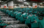 Des scooters électriques neufs stockés dans un parking de Hanoi, le 17 juillet 2025
