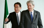 Le ministre japonais des affaires étrangères Fumio Kishida et son homologue italien Paolo Gentilonile 10 avril 2016 à Hiroshima 