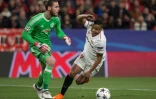 Le gardien de Manchester David de Gea s'interpose devant l'attaquant sévillan Luis Muriel à Séville, le 21 février 2018
