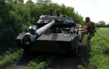Des soldats ukrainiens à bord d'un véhicule de combat blindé AMX-10 RC de fabrication française, le 10 juillet 2023 dans la région de Donetsk