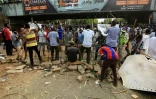 Des manifestants exigeant le retour des civils au pouvoir bloquent la rue du Nil Ă Khartoum, le 12 mai 2019