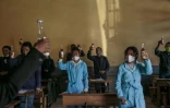 Des étudiants brandissent des bouteilles de Covid Organics, une tisane à base de plantes présentée comme un remède au coronavirus par le président malgache Andry Rajoelina, à Antananarivo loe 23 avril 2020