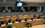 Le président ukrainien Volodymyr Zelensky retransmis sur écran lors du sommet européen sur l'Ukraine à Bruxelles le 30 mai 2022