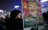 Une manifestante tient un portrait du chef du Parti social-démocrate Liviu Dragnea, actuellement poursuivi par la justice, le 1er février 2017 à Bucarest