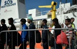 Des migrants débarquent de l'Aquarius, un navire de Médecins sans Frontières (MSF) et SOS-Méditerranée, à Catane en Sicile le 10 mai 2018 