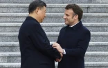 Le président français Emmanuel Macron (d) serre la main de son homologue chinois Xi Jinping à Pékin, le 6 avril 2023