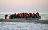 Des migrants à bord d'un canot pneumatique partent pour traverser illégalement La Manche à destination de l'Angleterre, le 11 juillet 2022 près de Gravelines, dans le nord de la France
