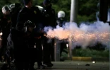 Des policiers anti-émeute tirent des gaz lacrymogènes pour disperser des manifestants protestant contre l'arrestation du maire d'Istanbul, le 20 mars 2025 à Ankara, en Turquie