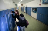 Rawda Elbatrawish (d) et Liora Pelavin dans un couloir du lycée de Teaneck, le 19 janvier 2024 dans le New Jersey
