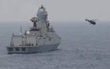 l'hélicoptère "Chetak" et la frégate indienne "Chennai" lors d'exercices navals du Symposium des Marines de l'océan Indien (IONS), le 28 mars 2022 au large de Goa