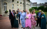 Harold Terens (G), vétéran américain de la Seconde Guerre mondiale âgé de 100 ans, et sa fiancée Jeanne Swerlin, âgée de 96 ans, avant leur mariage à la mairie de Carentan-les-Marais, en Normandie, le 8 juin 2024 à