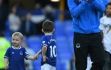 L'attaquant anglais d'Everton, Wayne Rooney, foule avec ses enfants la pelouse du Goodison Park à Liverpool (nord-est), le 5 mai 2018