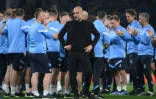 Pep Guardiola, l'entraîneur de Manchester City, devant ses joueurs après le titre de champion d'Europe au stade Ataturk le 10 juin 2023 à Istanbul