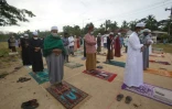 Des musulmans prient pour l'Aïd el-Fitr dans un village thaïlandais, le 24 mai 2020