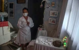 Une poupée dans un berceau que Suelen da Silva soigne dans son hôpital de poupées chez elle à Niteroi, près de Rio de Janeiro le 10 décembre 2020