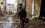 Des Palestiniens quittent le camp de Jénine, en Cisjordanie occupée, en emportant quelques affaires, le 24 février 2025