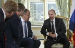 Vladimir Poutine (D) et son ministre des Affaires étrangères Sergueï Lavrov (G) à l'Elysée avant une rencontre avec le président Hollande le 2 octobre 2015 à Paris