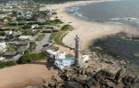 Vue aérienne du petit village de José Ignacio, en Uruguay, le 6 janvier 2024