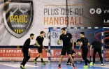 Florent Manaudou à l'entraînement avec l'équipe réserve de handball d'Aix dans sa salle, le 14 novembre 2016